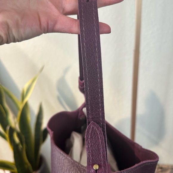 Portland Leather | Elegant Purple Leather Bucket Bag - Picture 4 of 10